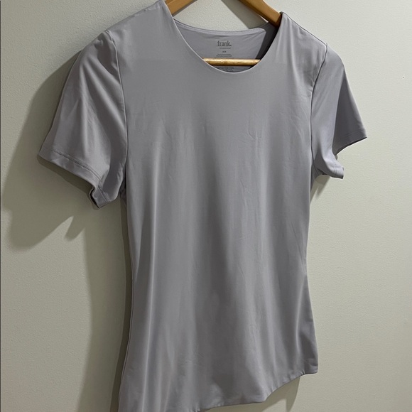 NWOT frank. By Frank and Oak Women’s Smoothing Contour T-shirt Medium Fitted - Picture 4 of 6